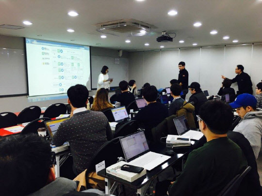 데브기어가 7월 2일부터 제13회 델파이/C++빌더 신입 개발자 양성 과정을 실시한다고 15일 밝혔다. 델파이/C++빌더 신입 개발자 양성 과정은 2010년 시작돼 140여명의 수료생을 배출했다. 취업률이 91%에 달하는 검증된 과정이다. 총 5주간 진행되며 데브기어에서 취업 연계까지 담당한다. 교육과정 모습. 데브기어 제공